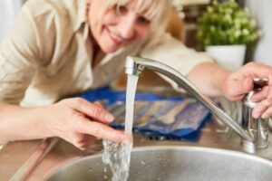 Acqua che scorre dal rubinetto