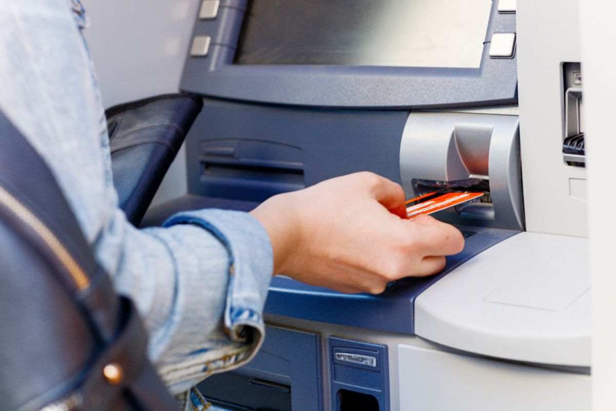 Inserimento della carta nell'ATM