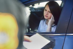 Multa ad una ragazza in auto