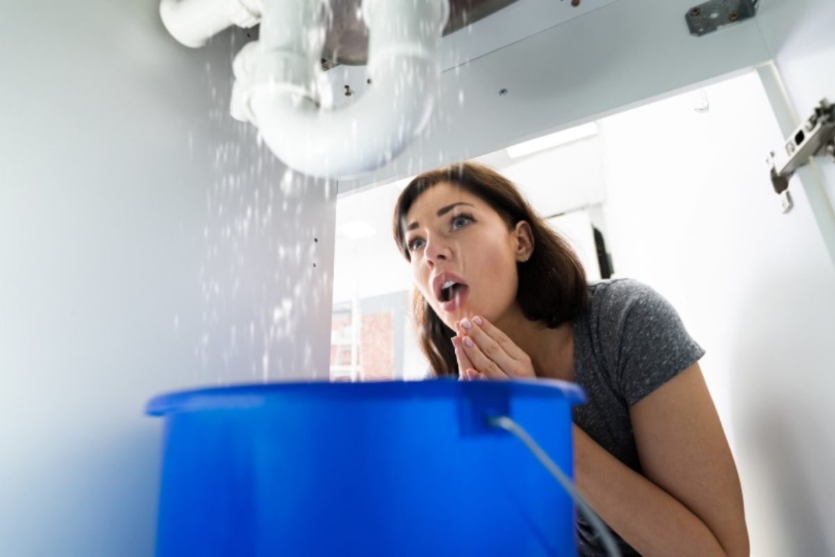 Donna sorpresa dal problema con l'acqua